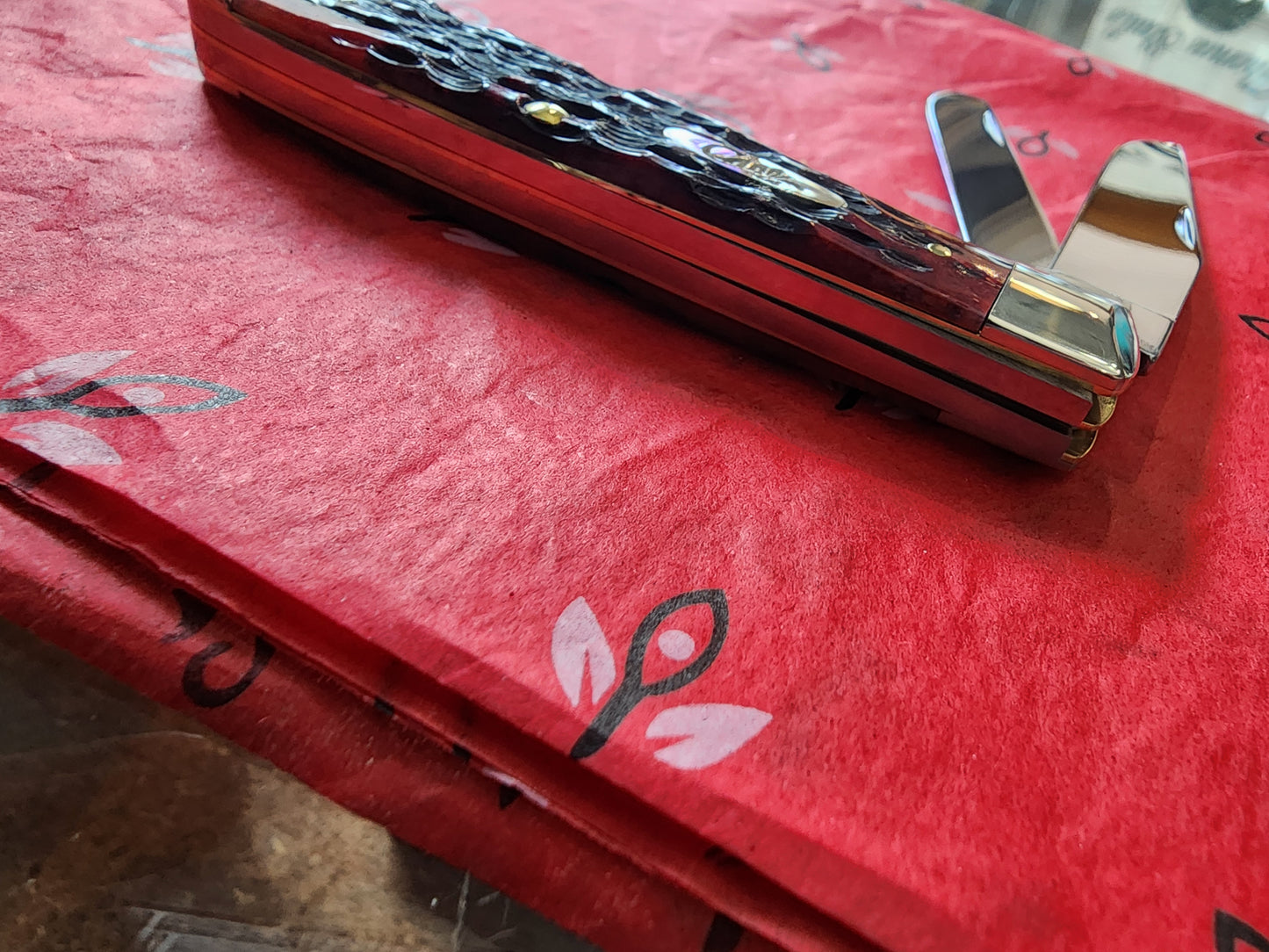 2024 Case SHC Exclusive Crimson Red Bone Peach Seed Jig Trapper