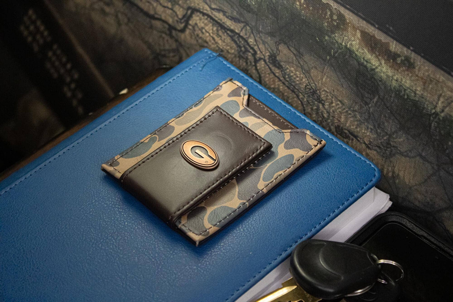 Georgia Bulldogs Men's Magnetic Front Pocket Old School Camo Leather Wallet.
